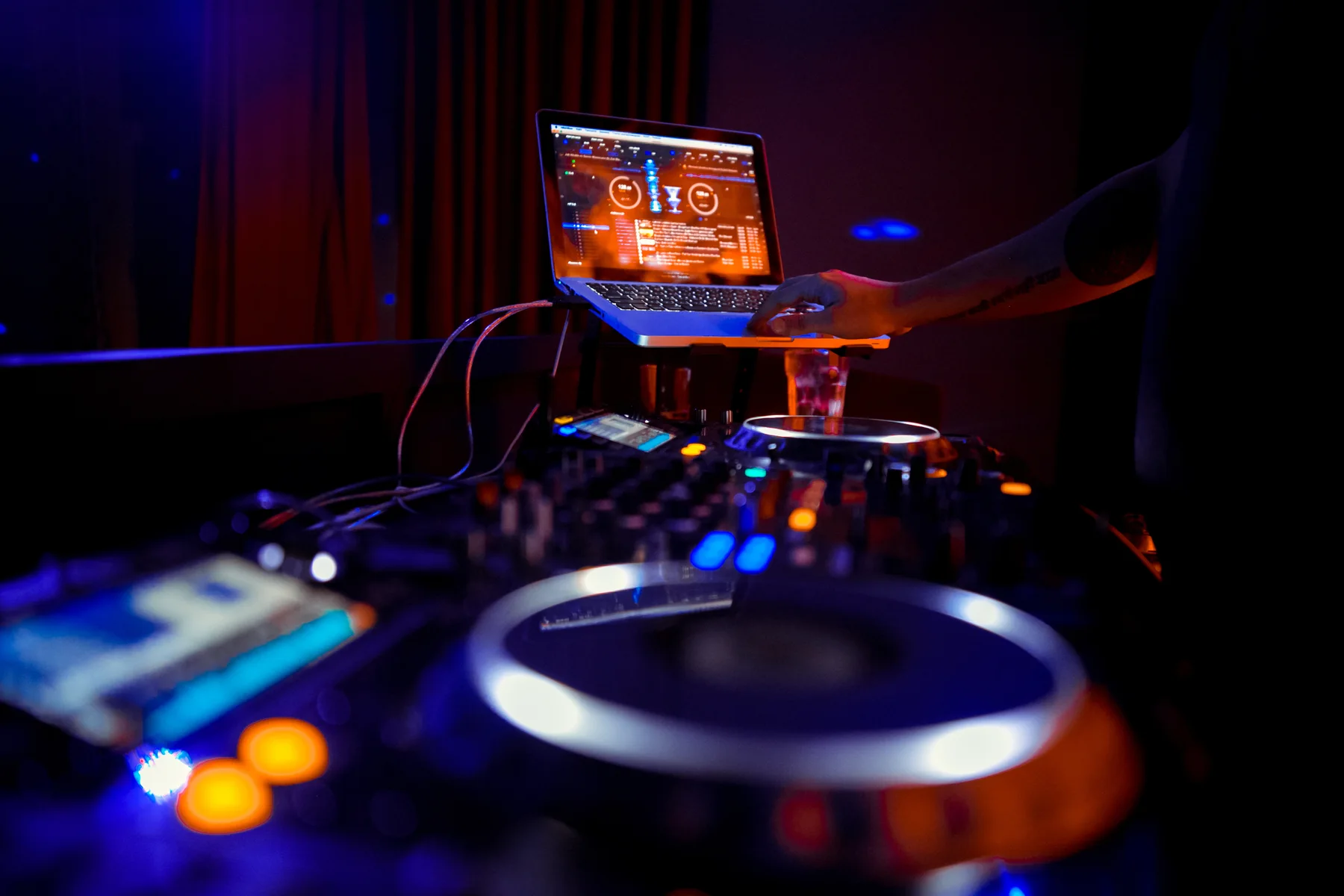 DJ set con console e luci durante la serata