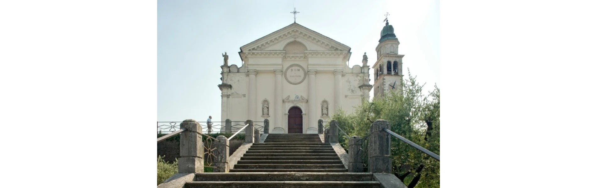 La scalinata di San Pietro Apostolo nel paesaggio di Fonte Alto