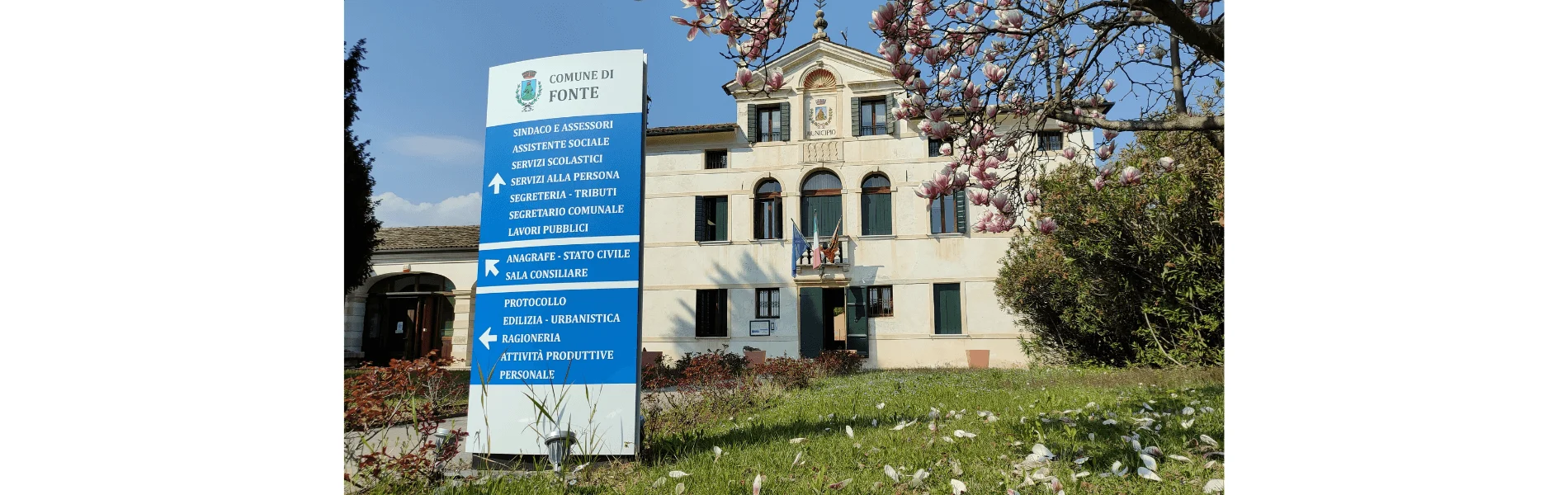 Il Municipio di Fonte a Onè, circondato dal verde